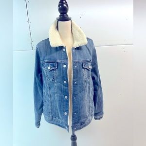 VGUC TORRID size 2 denim/sherpa trim will fit M-L